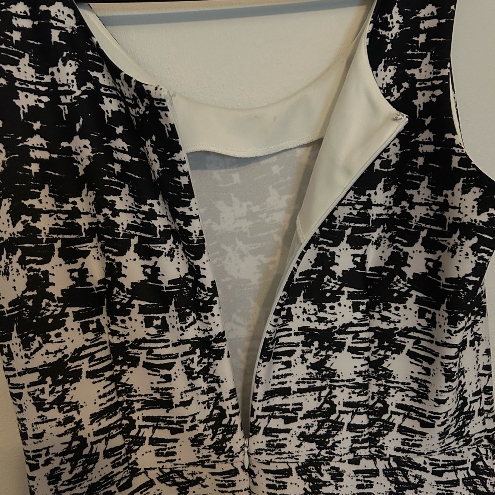 Elegant Black and White Midi Dress - Picture 4 of 5